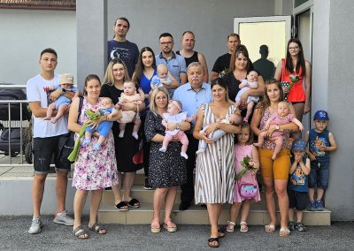 FOTO Načelnik Mirko Korotaj održao prijem za 13-ero novorođene djece i njihove roditelje