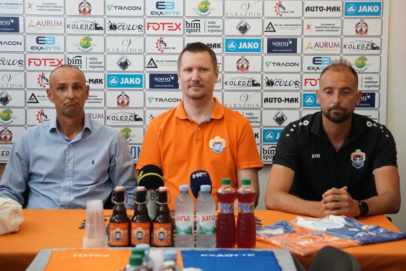 FOTO Nogometni klub Varteks predstavio novog trenera momčadi Dražena Beseka