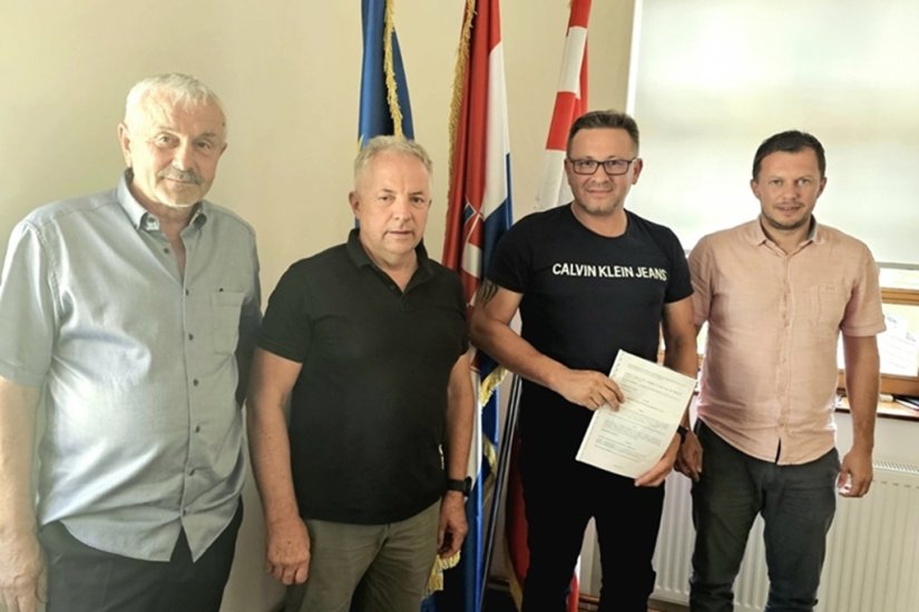 BEDNJA Načelnik Poljak potpisao ugovor o izgradnji Društvenog doma Brezova Gora