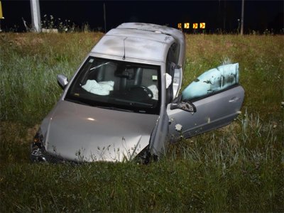 Pod utjecajem alkohola 32-godišnji vozač u kružnom toku izletio automobilom u cestovni jarak