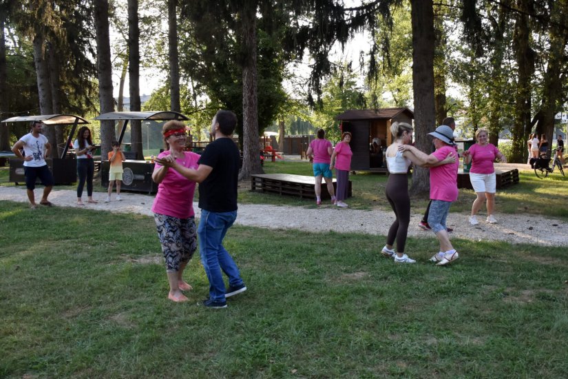 FOTO Od salse do valcera: Plešući na Otoku mladosti uživaju u ljetu