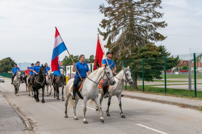 Konjičkim mimohodom kroz Petrijanec te polaganjem vijenaca odana počast braniteljima