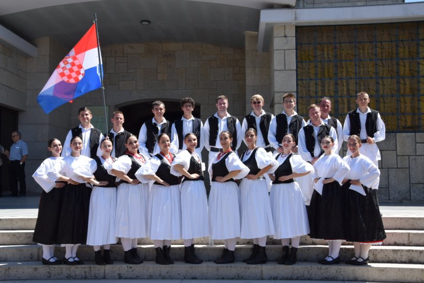 FOTO Varaždinski folklorni ansambl gostovao u Portugalu na festivalu FAMAFOLK