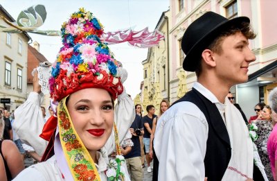 U atriju Županijske palače posjetitelji uživali u reviji narodnih nošnji, nagrađivanim vinima i domaćim kolačima