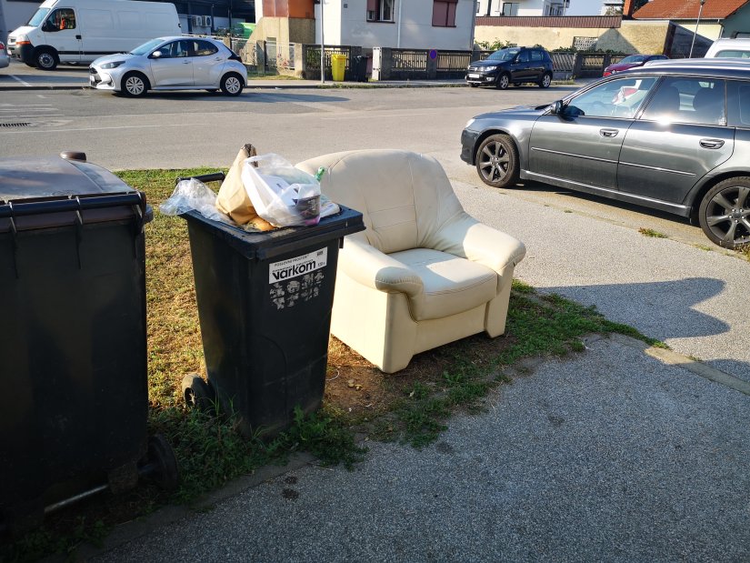 FOTOKRITIKA Umjesto da ju odlože na reciklažno dvorište, staru fotelju netko ostavio - kraj kanti za smeće!