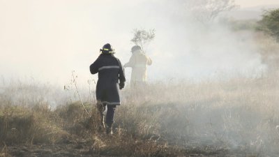 Varaždinski vatrogasci gasili zapaljeno nisko raslinje i bale sijena