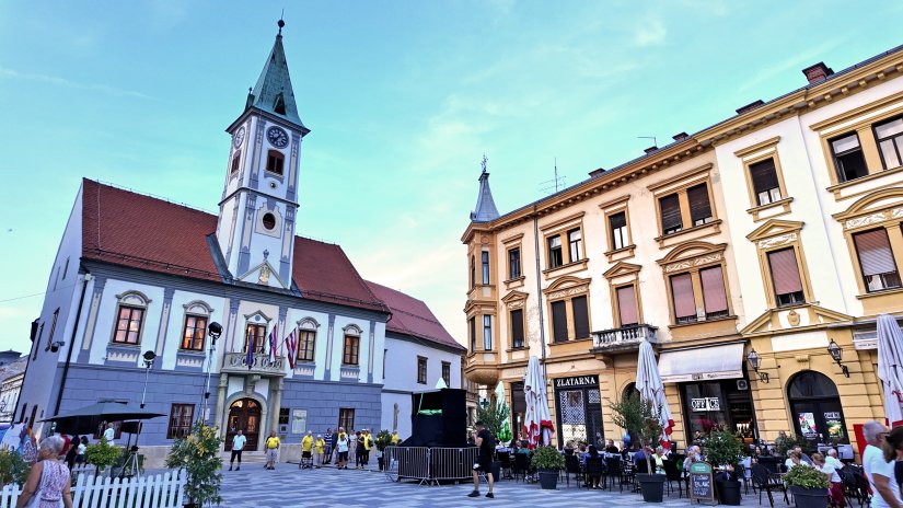 Poezija u dvorištu Gradske vijećnice u Varaždinu