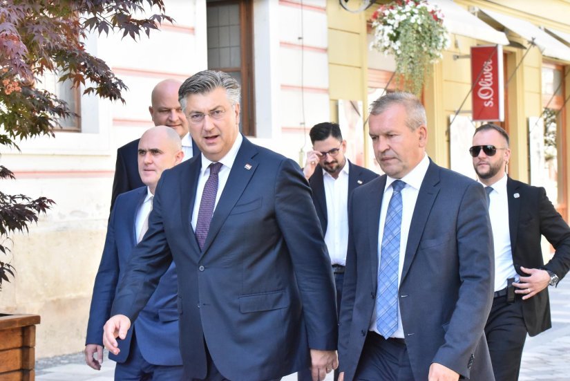 Premijer Plenković, s ministrima Fuchsom i Habijanom, u Ivancu i Vinici