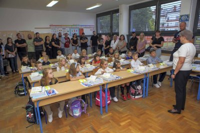 IVANEC U školskim klupama prvog dana škole ove godine 125 prvašića, što je nešto više nego lani