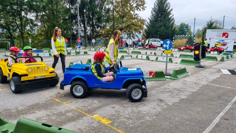 FOTO Prometna kultura za najmlađe u Druškovcu: vozili mini-vozila i učili osnove prve pomoći