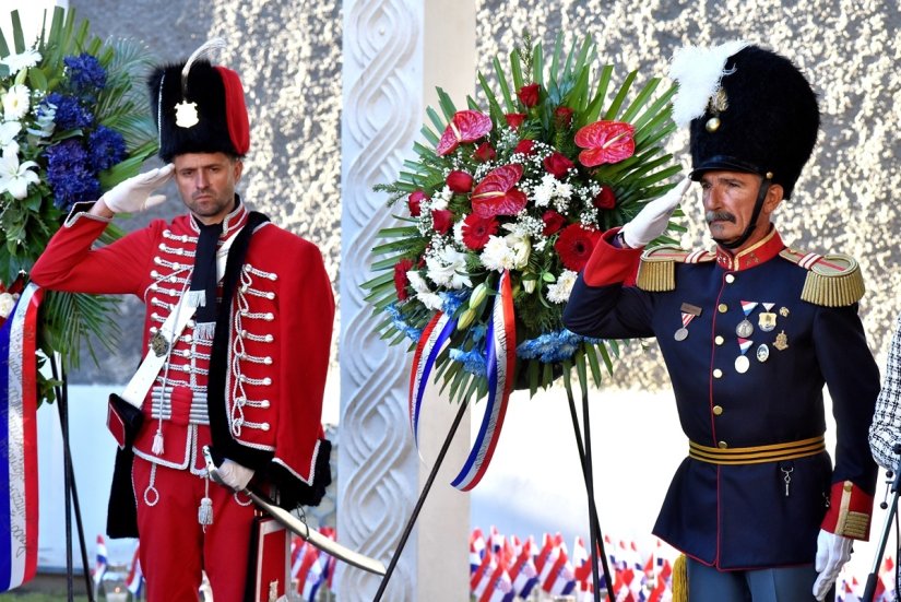 Pronašli krivca koji je razbacao vijence i lampaše položene za Dan oslobođenja Varaždina