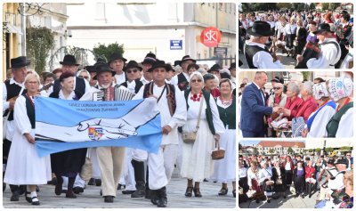 FOTO Veseli i raspjevani umirovljenici uz Međunarodni dan starijih osoba prošetali gradom, dijelili i kolače