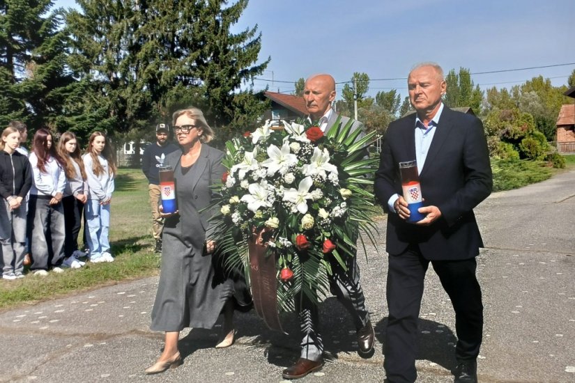 FOTO Vijenci i svijeće uz  81. obljetnicu Šemovečke bitke 