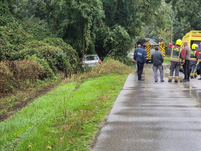 FOTO Auto u Hrženici sletio u stablo, ozlijeđene dvije osobe