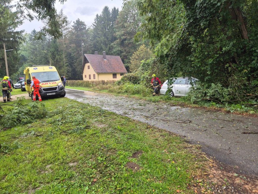 U prometnoj nesreći u Hrženici ozlijeđen 79-godišnji vozač i 77-godišnja putnica