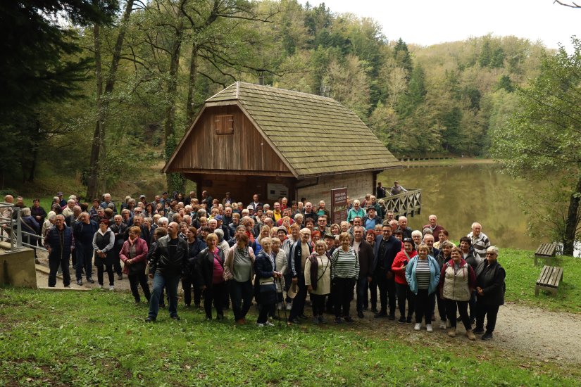 FOTO Čak 500 umirovljenika i starijih osoba uživalo u šetnji i druženju na &quot;Pikniku u Trakošćanu&quot;