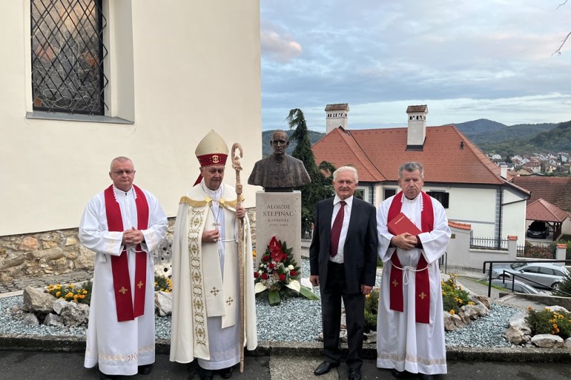 U Varaždinskim Toplicama kod crkve sv. Martina otkrivena bista Alojzija Stepinca