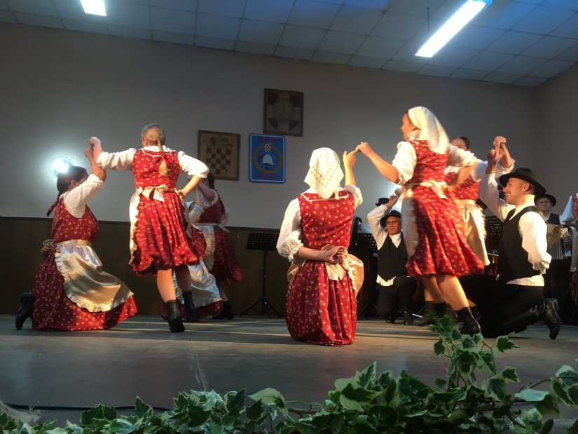 FOTO &quot;Večer folklora&quot; u Društvenom domu uljepšala večer mještanima Petrijanca