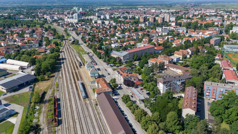 Hrvatske željeznice se rješavaju korova na kolosijecima u Varaždinu, Turčinu, Novom Marofu...