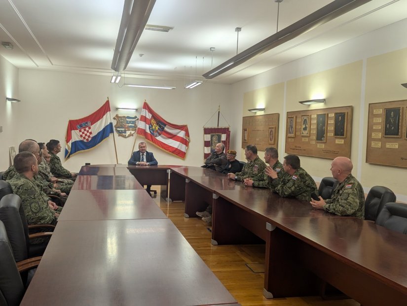 FOTO Polaznici 23. naraštaja Visoke dočasničke izobrazbe posjetili Županijsku palaču te razgledali Centar za posjetitelje