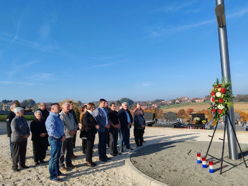 KNEGINEC U povodu blagdana Svih svetih položen vijenac kod novog križa na mjesnom groblju