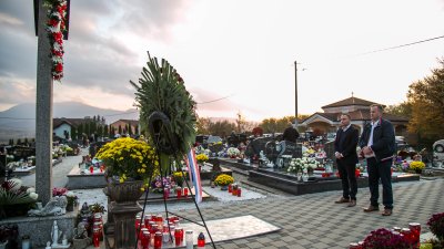 Položeni vijenci i zapaljene svijeće povodom blagdana Svih svetih i Dušnog dana i u Maruševcu