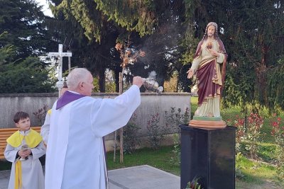 Blagoslovljen novouređeni plato na mjesnom groblju u Svibovcu