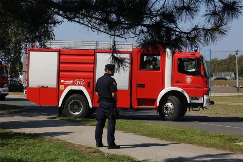 U dvorištu kuće izgorio auto i dio drvene konstrukcije nadstrešnice