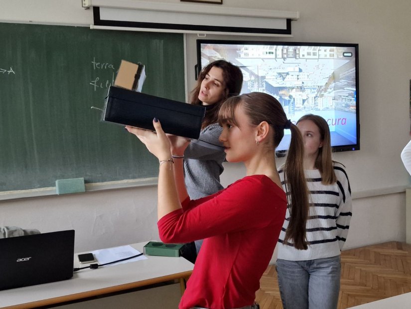 FOTO Učenici Druge gimnazije Varaždin izradili cameru obscuru u sklopu projekta &quot;Ruksak pun kulture“