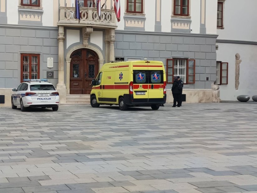 Ispred gradske vijećnice u Varaždinu stigla hitna i policija, zbog čega?