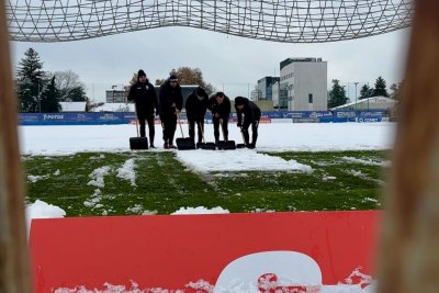 FOTO Akcija čišćenja nogometnog terena gradskog stadiona u tijeku...