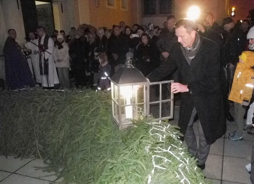 FOTO Gradonačelnik Bosilj upalio prvu svijeću na adventskom vijencu ispred varaždinske katedrale