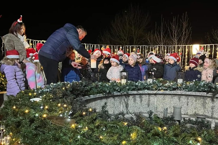 Zasjala prva svijeća na adventskom vijencu u Novom Marofu