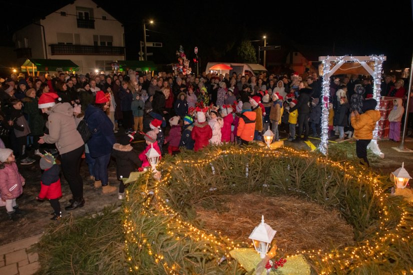 FOTO Upaljena i druga adventska svijeća, svijeća mira i spasenja