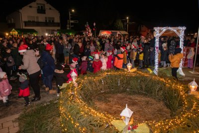 FOTO Upaljena i druga adventska svijeća, svijeća mira i spasenja