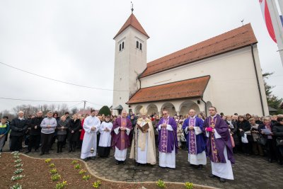 U Župi Kneginec obilježen dvostruki jubilej uz blagoslov kipa i predstavljanje spomen medalje