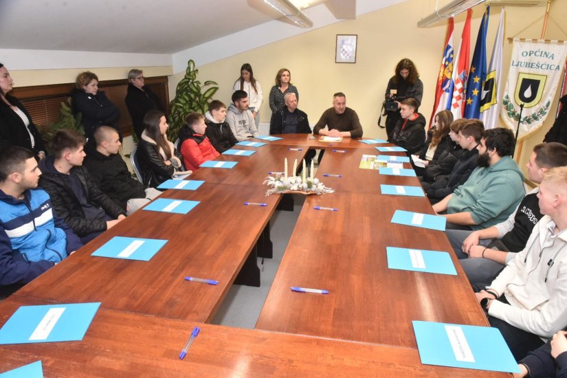 FOTO OPĆINA LJUBEŠĆICA Prva generacija srednjoškolaca, učenici deficitarnih zanimanja, potpisala ugovore o stipendiranju