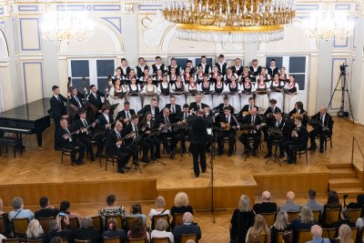 Varaždinski folklorni ansambl i tamburaški orkestar održali božićni koncert u HNK u Varaždinu