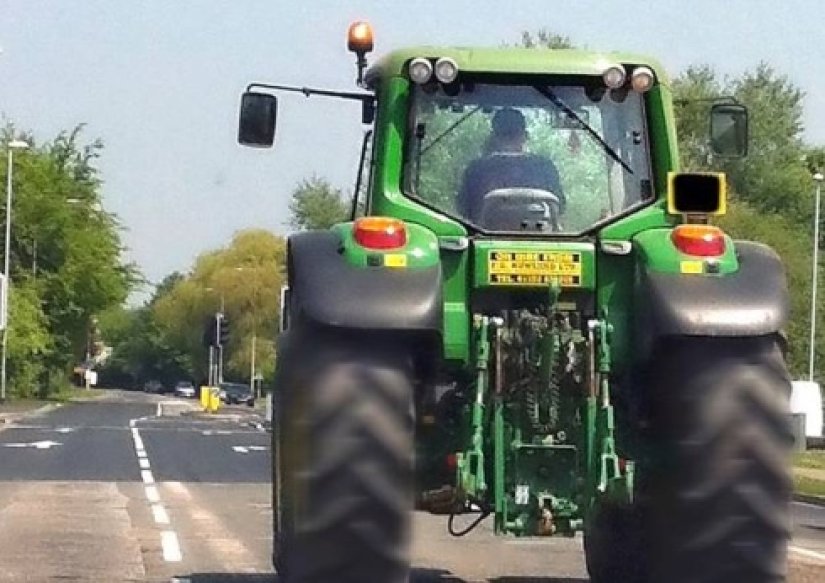 Vozio se pijan na traktoru, u zavoj ušao prebrzo pa se s traktorom prevrnuo na bok