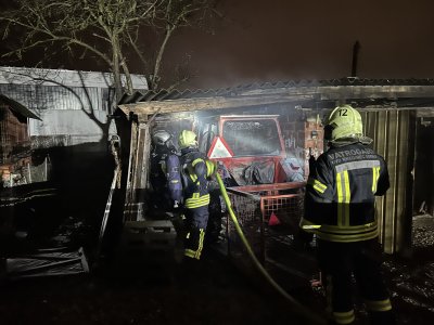 FOTO Zapalio se traktor na području Gornjeg Kneginca, intervenirali vatrogasci