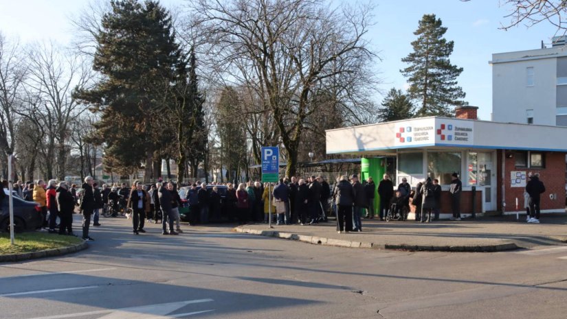 VIDEO Okupljanje građana ispred Županijske bolnice Čakovec nakon otkaza kirurga