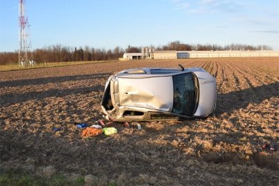 Izletio automobilom s ceste, prevrnuo se nekoliko puta i završio u polju