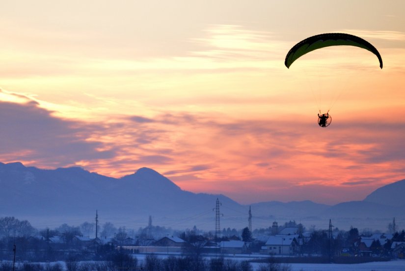 Paraglajder završio u krošnji drveća, traje akcija spašavanja