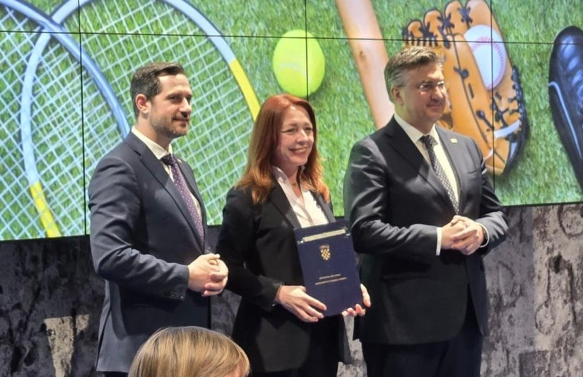 U Varaždinsku županiju stiže 1,2 milijuna eura za sportsku infrastrukturu, zamjenici Zagorec uručen ugovor za dvoranu OŠ Novi Marof