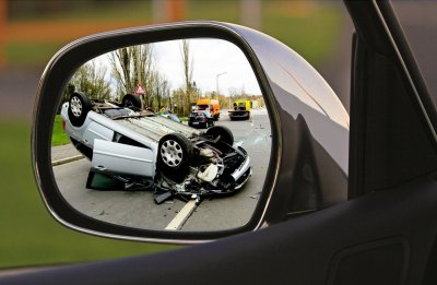 Prometna nesreća na autocesti, auto završio na krovu