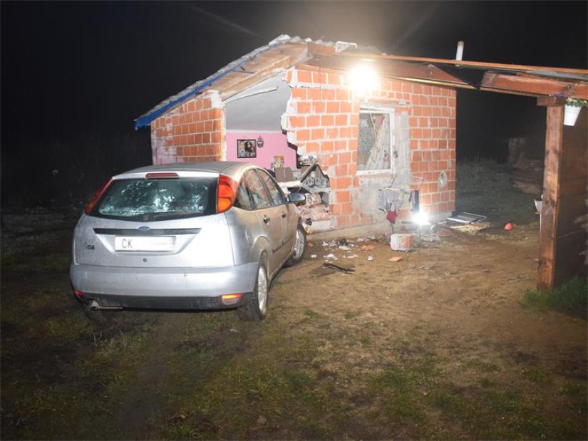 Upravljao automobilom pod utjecajem alkohola i nije se zaustavio na znakove policije, a potom se zaletio u zid kuće