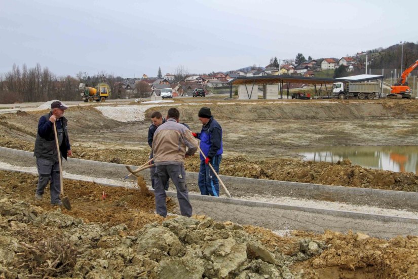 RC LANČIĆ-KNAPIĆ Izmuljivanje bajera završeno, grade se igrališta i staza oko jezera, završetak radova u svibnju