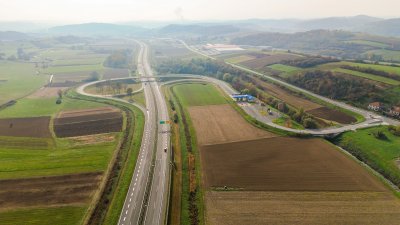 Izazvao prometnu nesreću na autocesti, ozlijeđeni vozač se autom zabio u zaštitnu ogradu