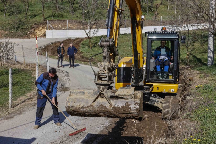 Grad Ivanec proširuje cestu Osečka - Gačice na puni profil od 4,5 metra, u duljini od oko 3 kilometra