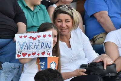 FOTO Besplatan ulaz i toplo vrijeme brojne privuklo na Gradski stadion i susret Varaždina i Šibenika